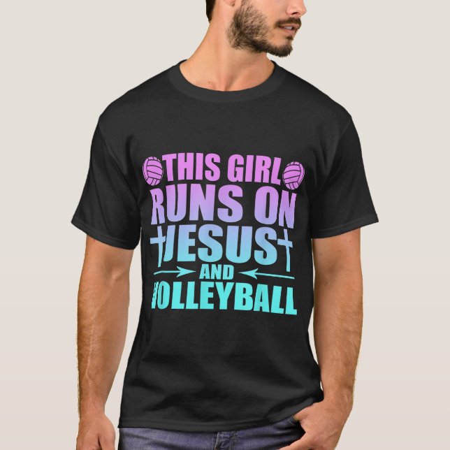 Camiseta Essa Garota Funciona Com Jesus E Novidade De Volei (Frente)