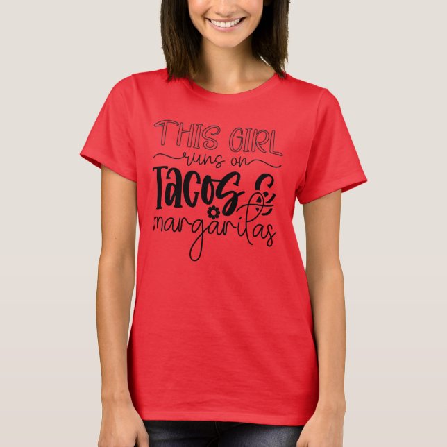 Camiseta Essa Garota Funciona Com Tacos & Margaritas Citaçã (Frente)