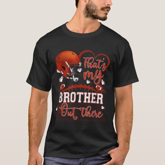 Camiseta Esse É Meu Irmão Lá Fora Irmã de Futebol Engraçado (Frente)
