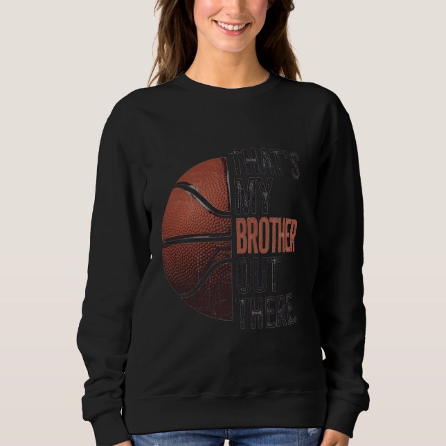 Camiseta Esse é o meu irmão lá fora com apoio de basquete,  (Frente)