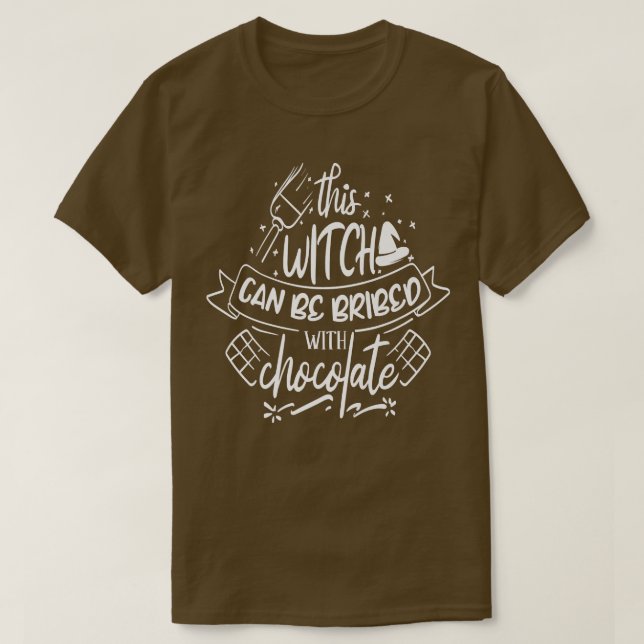 Camiseta Esta Bruxa pode ser subornada com Chocolate (Frente do Design)
