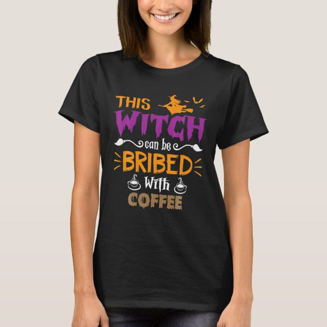 Camiseta Esta Bruxa Pode Ser Subornada Com O Café Halloween (Frente)