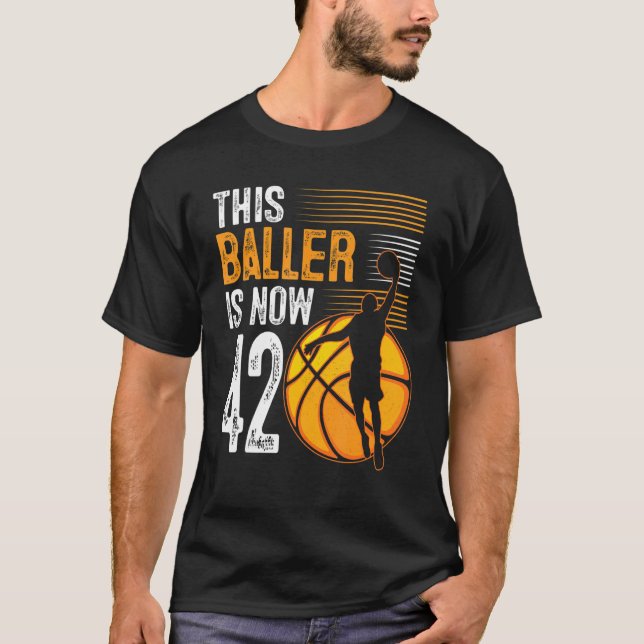 Camiseta Esta Chamadora Tem 42 Anos De Basquete 42º Bi (Frente)