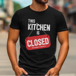 Camiseta Esta Cozinha Está Fechada Sinal Engraçado Pickleba<br><div class="desc">Com esta divertida t-shirt "Esta cozinha está fechada" de picleball,  não estás prestes a deixar ninguém ditar a peça no campo de picleball hoje...  porque a cozinha do teu lado não é uma opção para o teu oponente.</div>