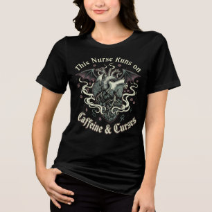 Camiseta Esta enfermeira corre em cafeína e maldita no Hall