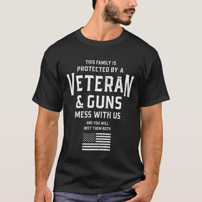 Camiseta Esta família está protegida por um veterano e arma (Frente)