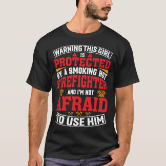 Camiseta Esta Garota É Protegida Por Uma Garota Bombeira Qu