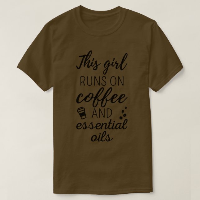 Camiseta Esta Garota Funciona Com Café E Óleos (Frente do Design)