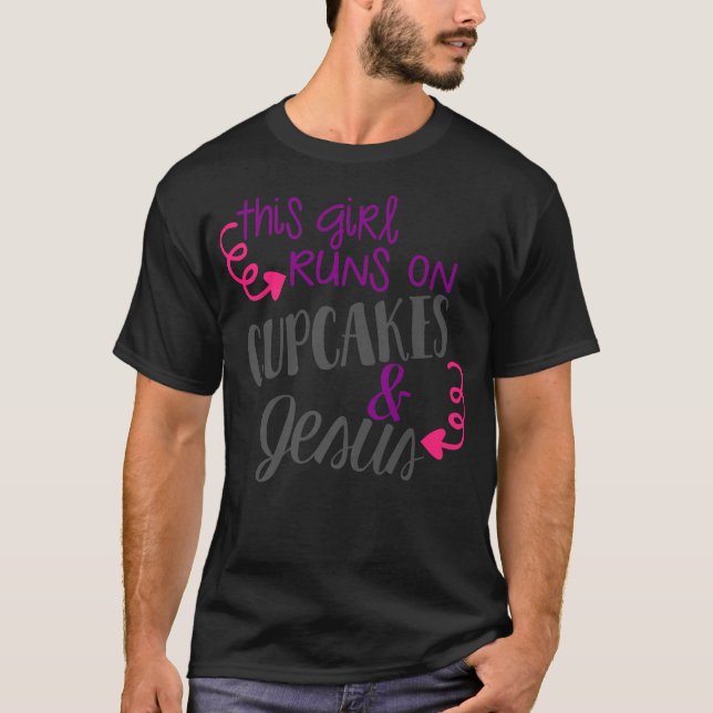 Camiseta Esta Garota Funciona Com Cupcakes & Jesus Exclusiv (Frente)