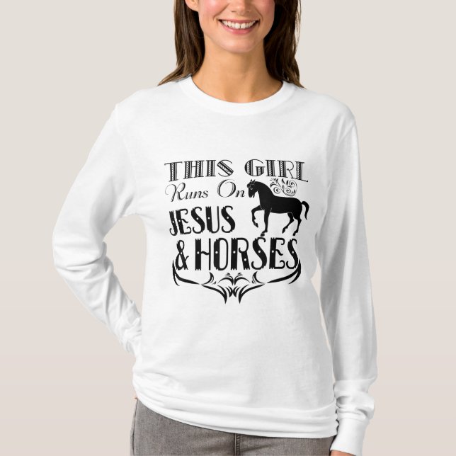 Camiseta Esta Garota Funciona Com Jesus E Cavalos - Cavalos (Frente)