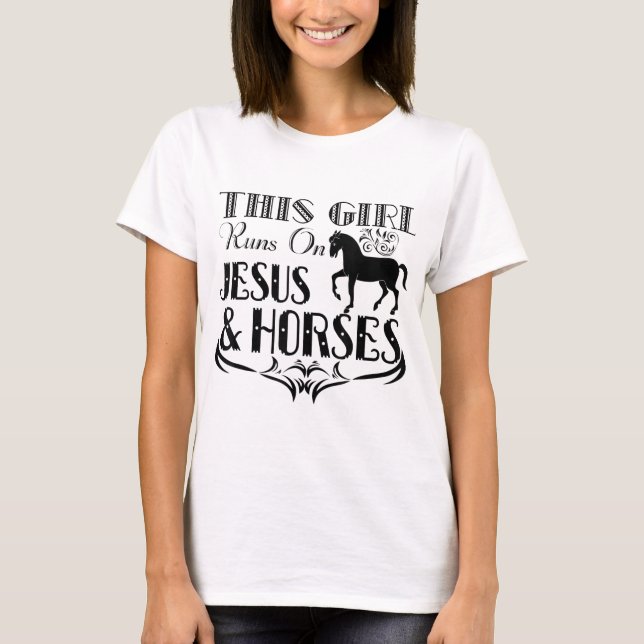 Camiseta Esta Garota Funciona Com Jesus E Cavalos - Cavalos (Frente)