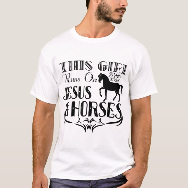 Camiseta Esta Garota Funciona Com Jesus E Cavalos - Cavalos (Frente)