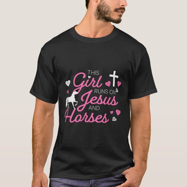 Camiseta Esta Garota Funciona Com Jesus E Cavalos Cavalos A (Frente)