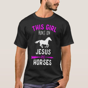 Camiseta Esta Garota Funciona Com Jesus E Cavalos Correndo