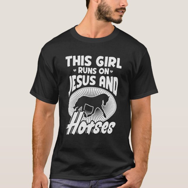 Camiseta Esta Garota Funciona Com Jesus E Cavalos | Ho Eque (Frente)