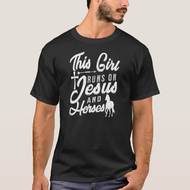 Camiseta Esta Garota Funciona Com Jesus E Cavalos Hors Eque (Frente)