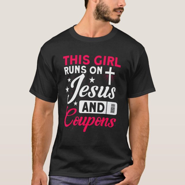 Camiseta Esta Garota Funciona Com Jesus E Coupons Coupo (Frente)