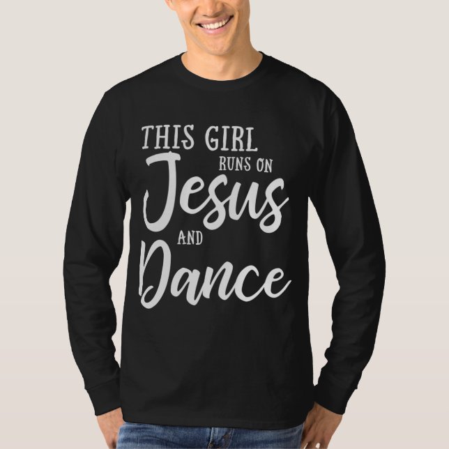 Camiseta Esta Garota Funciona Com Jesus E Dança Cristã. (Frente)