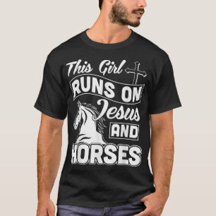 Camiseta Esta Garota Funciona Com Jesus E Design de Cavalos