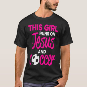 Camiseta Esta Garota Funciona Com Jesus E Futebol