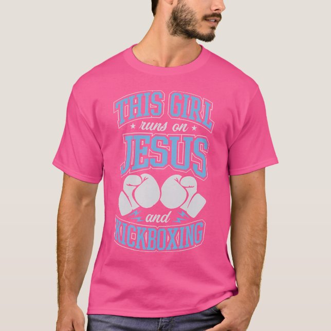 Camiseta Esta Garota Funciona Com Jesus E Kickboxe Christia (Frente)