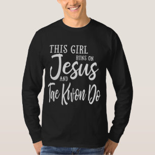 Camiseta Esta Garota Funciona Com Jesus E Taekwondo Christi