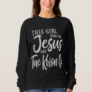 Camiseta Esta Garota Funciona Com Jesus E Taekwondo Christi