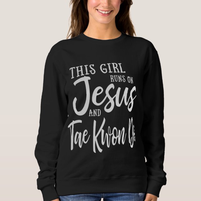 Camiseta Esta Garota Funciona Com Jesus E Taekwondo Christi (Frente)