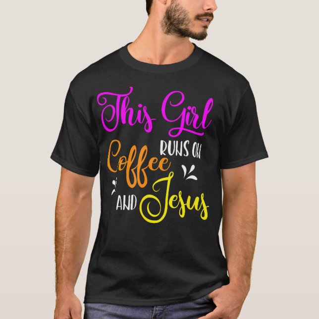 Camiseta Esta Garota Funciona No Café E Jesus Cristão (Frente)