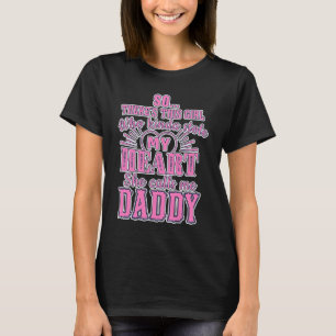 CAMISETA ESTA GAROTA QUE EU AMO ME CHAMA DE PAPAI! USE! E U