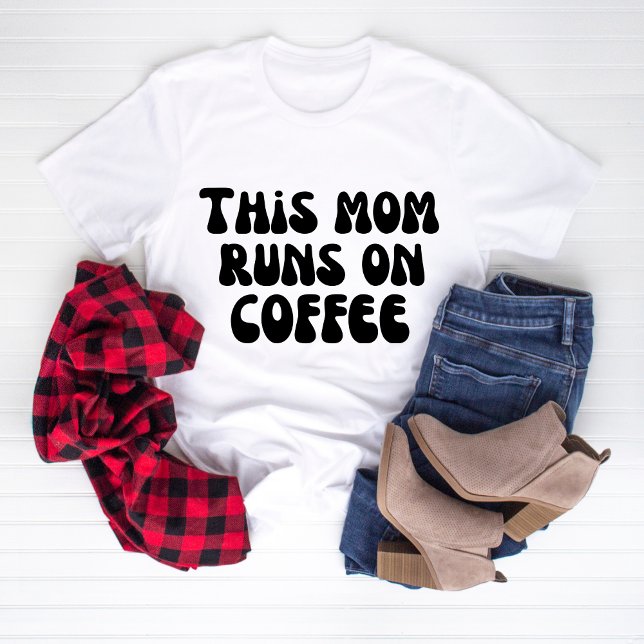 Camiseta Esta Mãe Funciona com Café (Criador carregado)