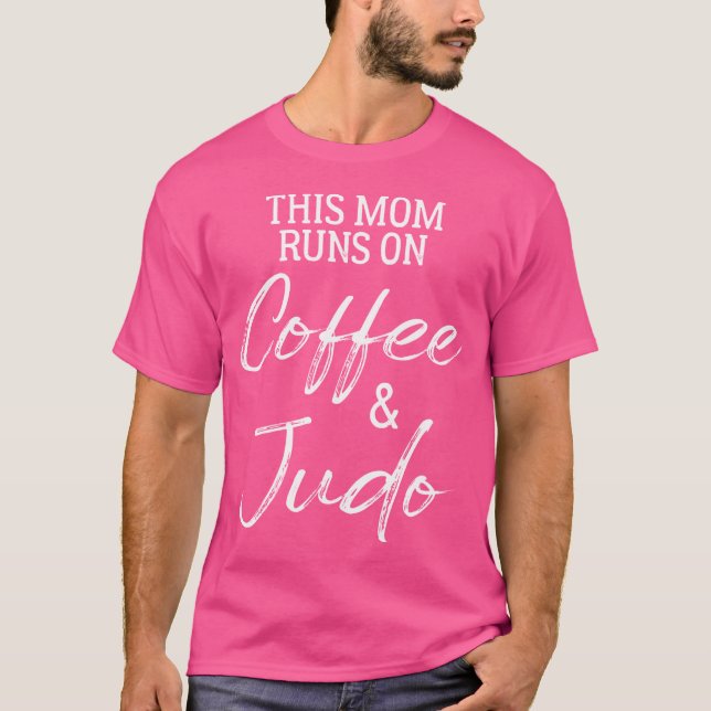 Camiseta Esta Mãe Funciona Com Café E Judo (Frente)