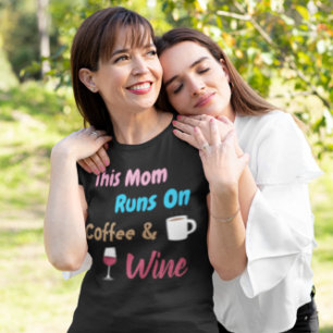 Camiseta Esta Mãe Funciona Com Café E Vinho
