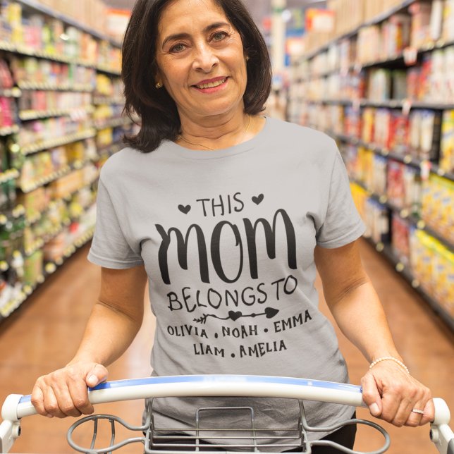 Camiseta Esta Mãe Pertence A Nomes De Crianças Personalizad (Criador carregado)