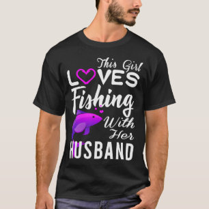 CAMISETA ESTA MENINA ADORA PESCAR COM SEU MARIDO