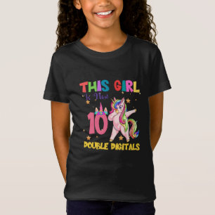 Camiseta Esta Menina Tem 10 dígitos duplos - 10º Anivers