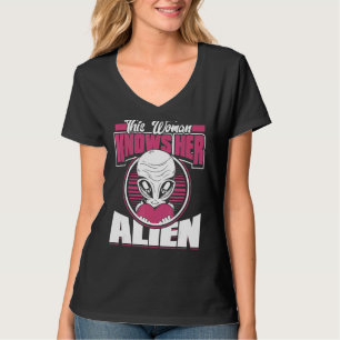 Camiseta Esta Mulher Conhece Os Aliens Dela Extraterrestre