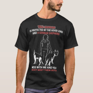 Camiseta Esta Mulher É Protegida Pelo Bom Senhor E Cachorro