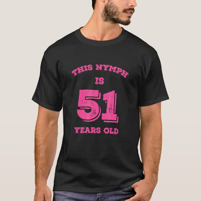 Camiseta Esta Ninfa Tem 51 Anos (Frente)