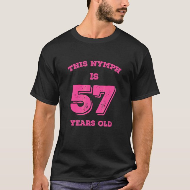 Camiseta Esta Ninfa Tem 57 Anos (Frente)