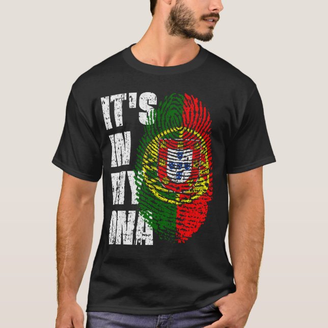 Camiseta Está no meu DNA, a moça da bandeira Portugal. (Frente)