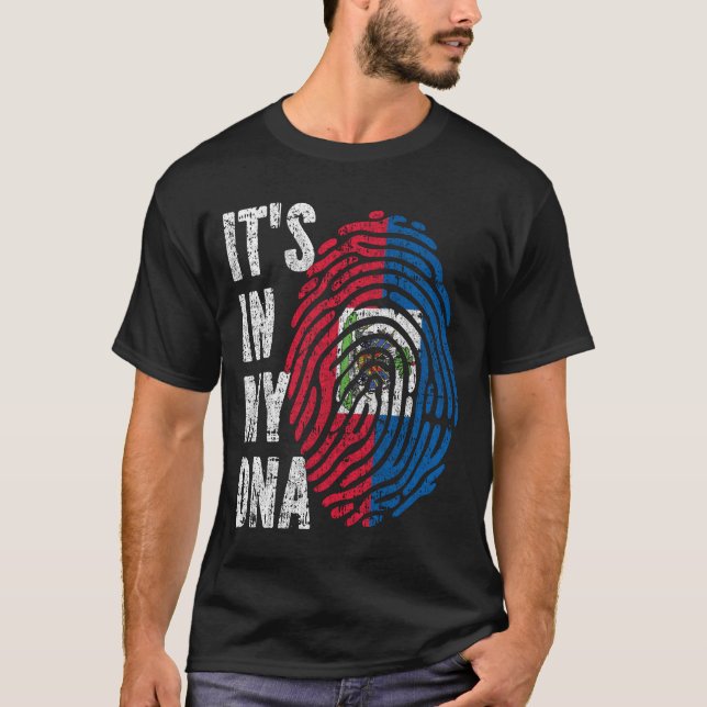 Camiseta Está no meu DNA, Homens do Haiti Sinalizam Mulhere (Frente)