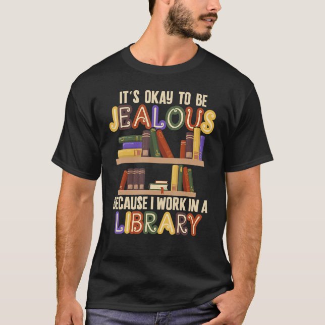 Camiseta Está tudo bem ter ciúmes que eu trabalho na Biblio (Frente)