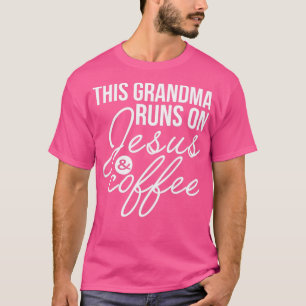 Camiseta Esta vovó corre em Jesus e no café.