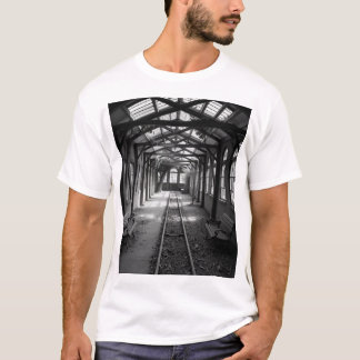 Camiseta Estação de Comboio Abandonada - Arte Carvões a Pre