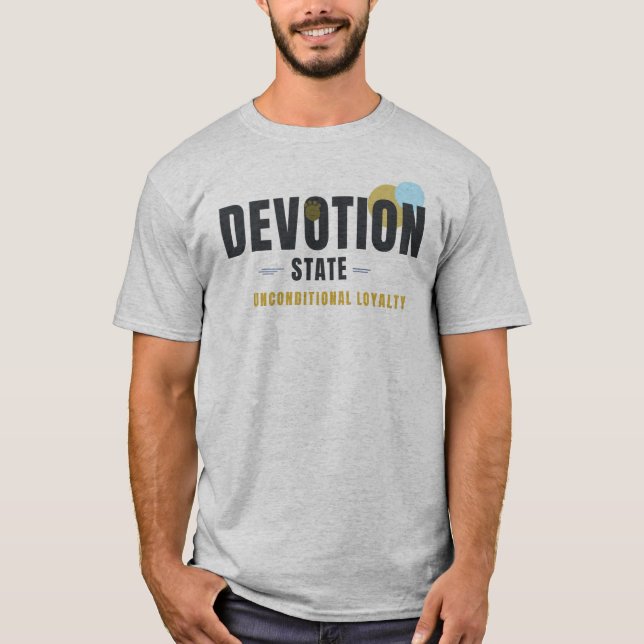 Camiseta ESTADO DE DEVOÇÃO – Tipografia Geométrica Amante d (Frente)
