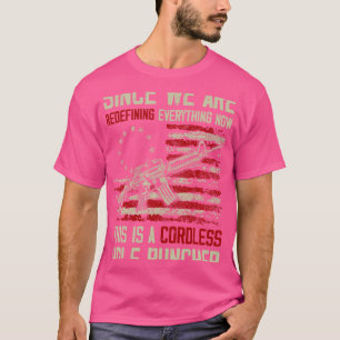 Camiseta Estamos A Redefinir Tudo Isto É Uma Arma Sem Fios