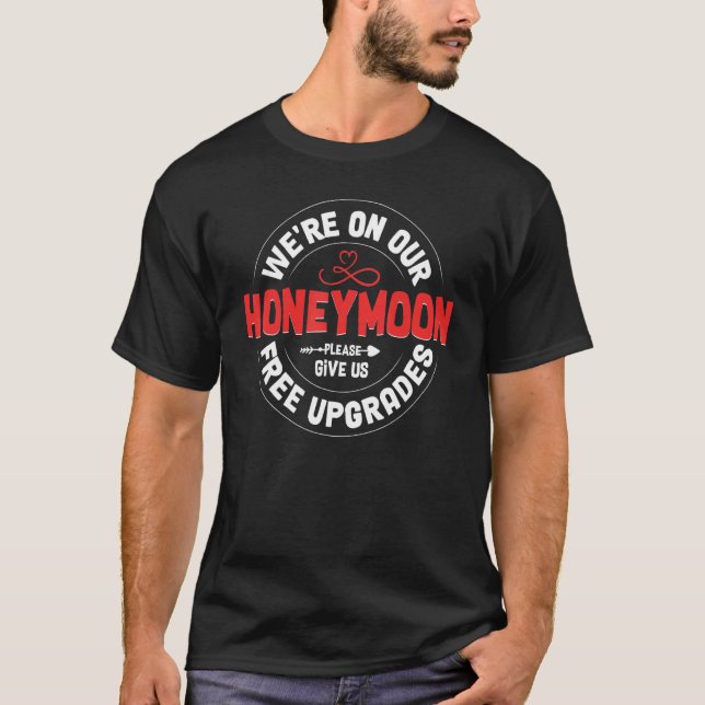 Camiseta Estamos de Lua de Mel Dê-nos Atualizações Gratuita (Frente)