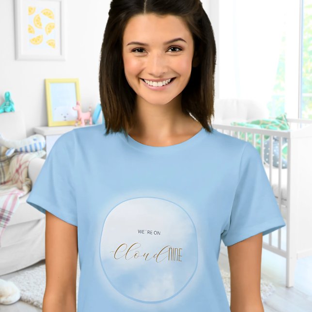 Camiseta Estamos na Nuvem 9 Blue Mãe para ser Chá de fralda (We´re on Cloud 9 Blue Mom to be Baby Shower T-Shirt Front ©Susanne Sachers - Sunny Mind 🌞)