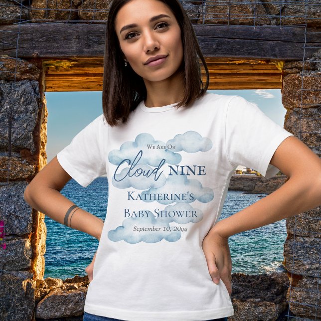 Camiseta Estamos No Chá de fraldas Nine Blue Boy ("We Are On Cloud Nine"  Blue Boy Baby Shower Woman's T-Shirt)